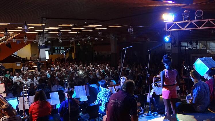 In einer voll besetzten Aula der Mittelschule fand das Sommerkonzert der Realschule statt. Fotos: Johanna Eckert