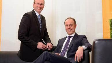 Können zu zweit auf dem Sofa sitzen bleiben: Die Vorstände der VR-Bank EHH, Hans-Peter Lechner (l.) und Johannes Hofmann.