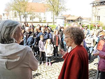 Erleichterung bei allen Beteiligten: Peter Werner (links) und Dagmar Schnös (rechts) freuen sich bei dem Solidaritätstreffen mit Pfarrerin Doris Otminghaus (Mitte) und ehrenamtlichen Flüchtlingsbetreuern über die Einstellung der Ermittlungen wegen des Kirchenasyls. Foto: Brigitte Krause