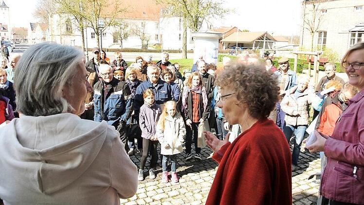 Erleichterung bei allen Beteiligten: Peter Werner (links) und Dagmar Schnös (rechts) freuen sich bei dem Solidaritätstreffen mit Pfarrerin Doris Otminghaus (Mitte) und ehrenamtlichen Flüchtlingsbetreuern über die Einstellung der Ermittlungen wegen des Kirchenasyls. Foto: Brigitte Krause