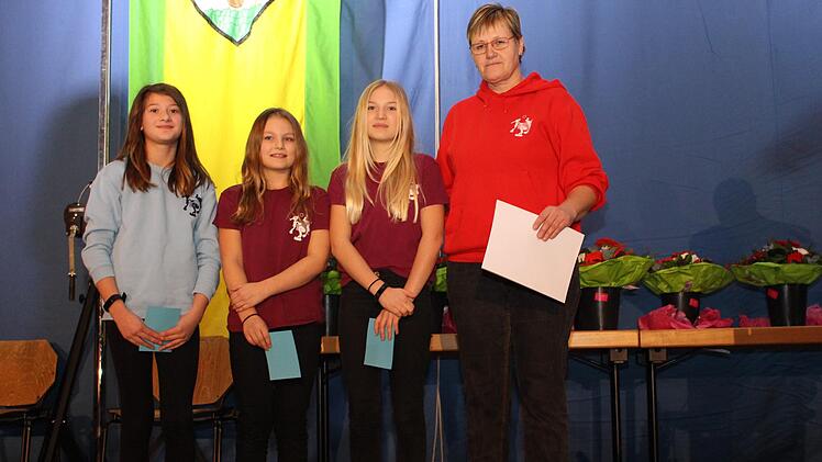 TC Höchstadt Volleyball U 12-Mädchen Lena Hübner, Julia Litz und Janina Stachowski mit Trainerin Gabi Haus   Evi Seeger