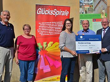 Einen symbolischen Scheck über 20 000 Euro überreichten Martin Kuchler, ehrenamtlicher Mitarbeiter des Ortskuratoriums, der Deutschen Stiftung Denkmalschutz, sowie Manfred Riedl von Lotto Bayern an Pfarrerin Beate Hofmann Landgraf. Mit auf dem Bild (links): Peter Reutelshöfer als Vertrauensmann und Anneliese Mauer vom Kirchenvorstand.  Hanns Friedrich