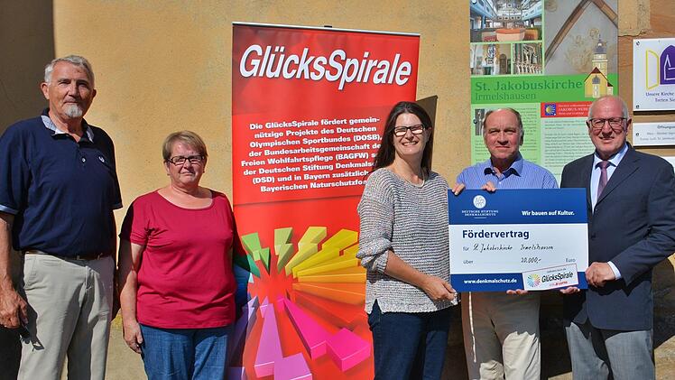 Einen symbolischen Scheck über 20 000 Euro überreichten Martin Kuchler, ehrenamtlicher Mitarbeiter des Ortskuratoriums, der Deutschen Stiftung Denkmalschutz, sowie Manfred Riedl von Lotto Bayern an Pfarrerin Beate Hofmann Landgraf. Mit auf dem Bild (links): Peter Reutelshöfer als Vertrauensmann und Anneliese Mauer vom Kirchenvorstand.  Hanns Friedrich
