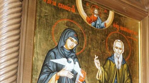 Eine neue Ikone in einem Prosgynitarion ziert den Eingangsbereich der orthodoxen Kirche in Bischofsheim. Pfarrer Fjodor Hölldobler hat es anfertigen lassen aus Verehrung für den Mönchsvater, den Heiligen Benedikt und seine Zwillingsschwester die Heilige Scholastika. Foto: Marion Eckert