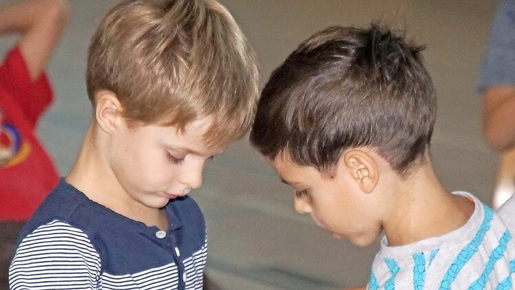 Da muss noch kein Notarzt kommen: Die Kinder lernen das richtige Anlegen von Pflastern. Foto: Mario Deller