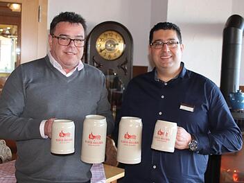 Zurück zum Original: Ab dem 1. Februar gibt's das Kreuzbergbier wieder ausschließlich im Steinkrug. Geschäftsführer Christian Weghofer (links) und Gastronomieleiter Giuseppe Cerasola verkündeten jetzt das Aus für die Glaskrüge.  Foto: Thomas Pfeuffer