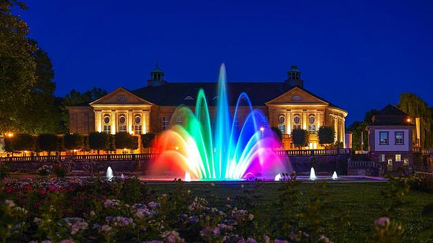 Auf der Wasserleinwand des Multimedia-Brunnens im Bad Kissinger Rosengarten werden Konzerte aus dem Kissinger Sommer 2019 gezeugt. Foto: Konstantin Winter