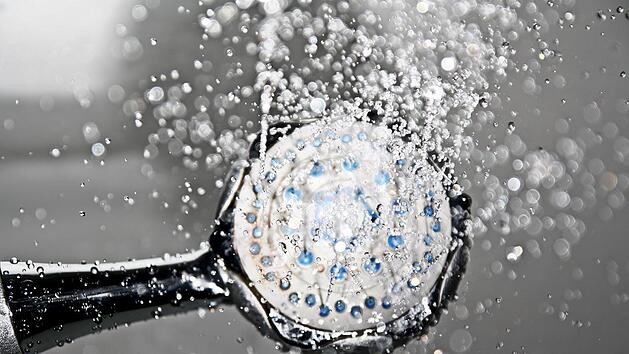 Die t&auml;gliche Dusche verbraucht eine Menge Wasser und Energie.