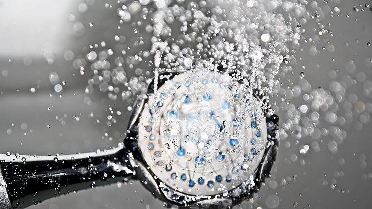 Die tägliche Dusche verbraucht eine Menge Wasser und Energie.