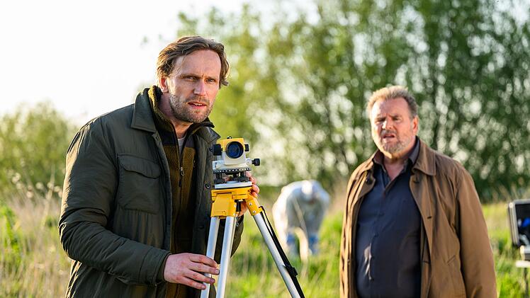 Der Arch&auml;ologe Laurens Trautmann (Ulrich Brandhoff, links) und Kommissar Jan Brockhorst (Felix V&ouml;rtler) sind sich von Anfang an nicht gr&uuml;n. F&uuml;r den Ermittler ist seine Wiese Tatort, f&uuml;r den Arch&auml;ologen Fundort einer besonderen Bronzescheibe.