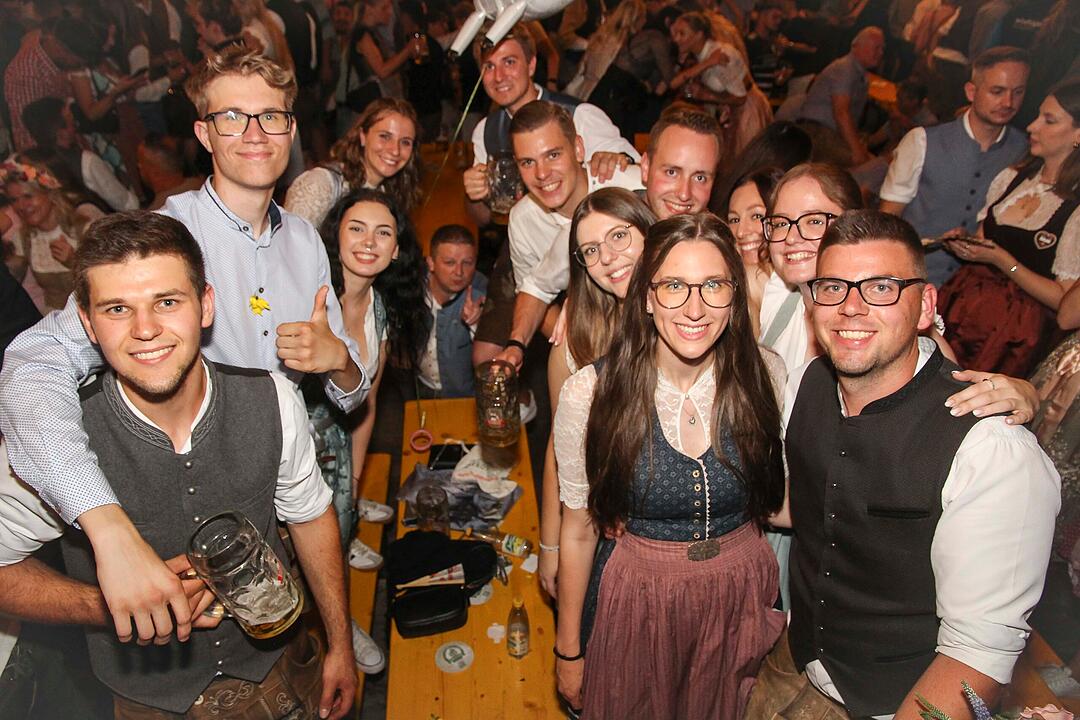 Tanzen, Feiern, Mitsingen &ndash; bayerische Partystimmung bis Mitternacht.