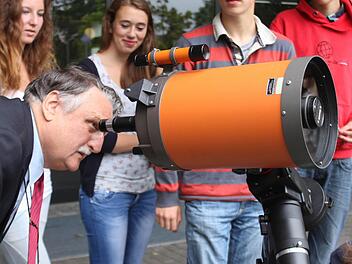 Landrat Eberhard Irlinger (SPD) wagt einen Blick  durchs Teleskop, mit dem man die Sonnenflecken beobachten kann.