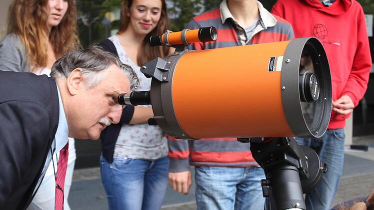 Landrat Eberhard Irlinger (SPD) wagt einen Blick  durchs Teleskop, mit dem man die Sonnenflecken beobachten kann.