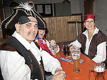 Fans der "Lustigen Reichmannsdorfer" kamen zum Faschingsball nach Frimmersdorf.  Foto: Sonja Werner