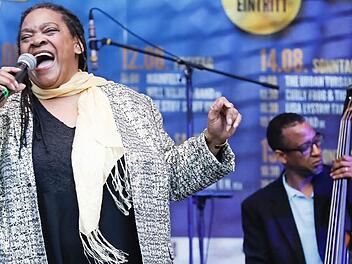 Lady sings the Blues auf dem Bamberger Maxplatz: Angela Brown. Im Hintergrund Kevin Duvernay am E-Kontrabass Foto: Matthias Hoch