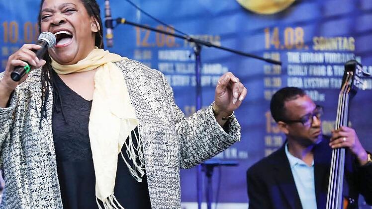 Lady sings the Blues auf dem Bamberger Maxplatz: Angela Brown. Im Hintergrund Kevin Duvernay am E-Kontrabass Foto: Matthias Hoch