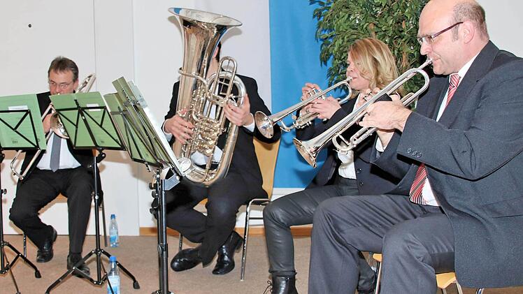 Ein Bläserquartett der Jugendmusikschule unter der Leitung von Thomas Reuß (rechts) sorgte für die musikalische Umrahmung des Neujahrsempfanges in der Alten Aula. Foto: Dieter Britz
