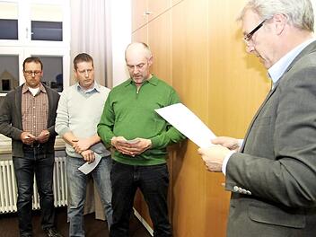 Günther Heller, Bernd Kundinger und Roland Schnappauf wurden durch Klaus Schumann (r.) vereidigt. Foto: Richard Sänger