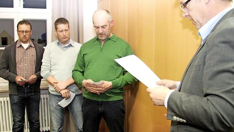 Günther Heller, Bernd Kundinger und Roland Schnappauf wurden durch Klaus Schumann (r.) vereidigt. Foto: Richard Sänger