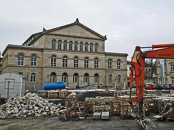 Ein Bild aus vergangenen Zeiten, das aber in ähnlicher Form in wenigen Jahren wieder kommen könnte: der Theaterplatz als Abstellort für Baumaschinen und -material. Als dieses Foto entstand, ging es um den Theaterplatz. Ab 2019 soll das Landestheater saniert werden. Foto: Jochen Berger