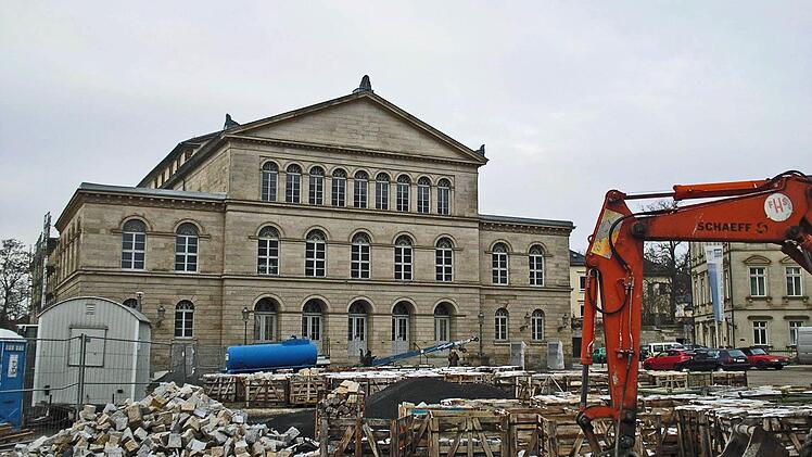 Ein Bild aus vergangenen Zeiten, das aber in ähnlicher Form in wenigen Jahren wieder kommen könnte: der Theaterplatz als Abstellort für Baumaschinen und -material. Als dieses Foto entstand, ging es um den Theaterplatz. Ab 2019 soll das Landestheater saniert werden. Foto: Jochen Berger