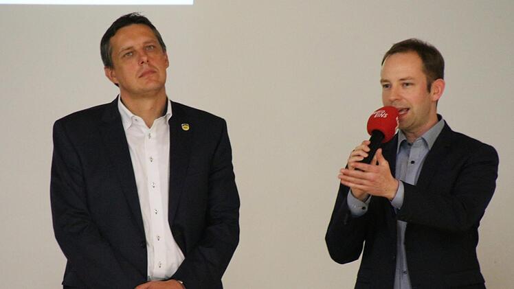 HSC-Vorstandssprecher Stefan Apfel (links) und Trainer Jan Gorr beim Neujahrsempfang des HSC 2000 CoburgOliver Schmidt