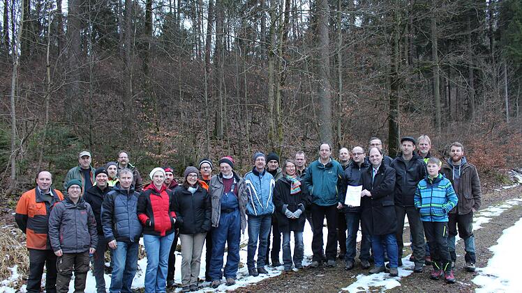 Die Teilnehmer des Kurses im Wald der Korporation Wolfsberg. MdL Michael Hofmann (5.&nbsp;v.&nbsp;r.) mit den Teilnehmer-Urkunden, die er anschlie&szlig;end &uuml;bergibt. Foto: Michael Kreppel