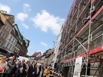 Der Blick geht nach oben: Aus der tiefen Baugrube wuchs innerhalb eines Jahres die neue Fassade an der Langen Straße hervor. Das Quartier zieht sich durch bis zum ZOB.  Barbara Herbst