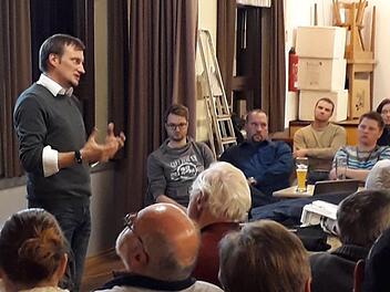 Das vielversprechendste Modell zur Wasserversorgung von Detter und Weißenbach  stellte Burkhard Bittner (links) den betroffenen Bürgern vor. Foto: Diana Leitsch