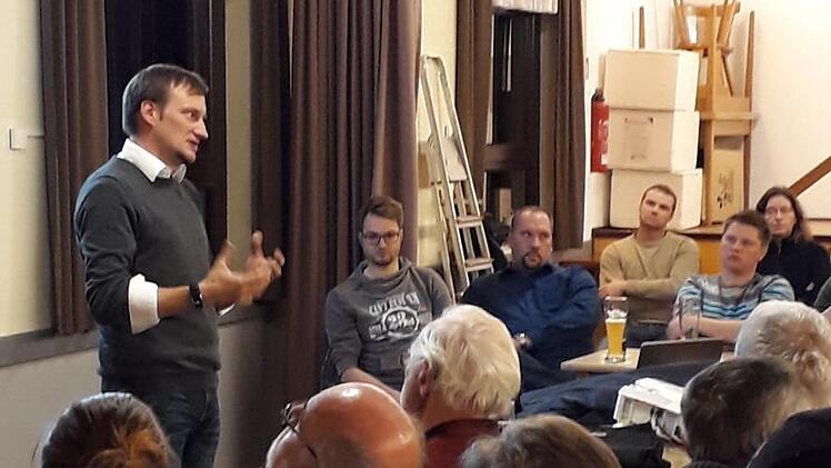 Das vielversprechendste Modell zur Wasserversorgung von Detter und Weißenbach  stellte Burkhard Bittner (links) den betroffenen Bürgern vor. Foto: Diana Leitsch