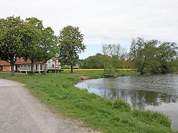 Einen Platz zum Chillen und Grillen wünscht sich die Altenkunstadter Jugend. Das Mainufer unweit des Bootshauses (links) und des ehemaligen Flussbads wäre ein idealer Rückzugsort.  Fotos: Stephan Stöckel