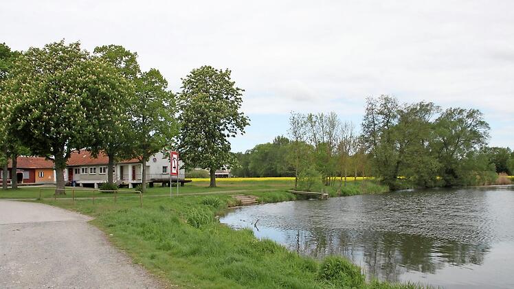 Einen Platz zum Chillen und Grillen wünscht sich die Altenkunstadter Jugend. Das Mainufer unweit des Bootshauses (links) und des ehemaligen Flussbads wäre ein idealer Rückzugsort.  Fotos: Stephan Stöckel