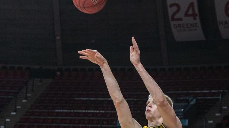 Vor den Augen seines Vaters und Trainers John Patrick erzielt Jacob Patrick gegen Frankfurt seine ersten Bundesliga-Punkte und trug sich als jüngster Schütze der BBL-Statistik-Aufzeichnungen in die Geschichtsbücher ein. Foto: Tilo Wiedensohler/camera4 GbR/BBL/Pool/dpa