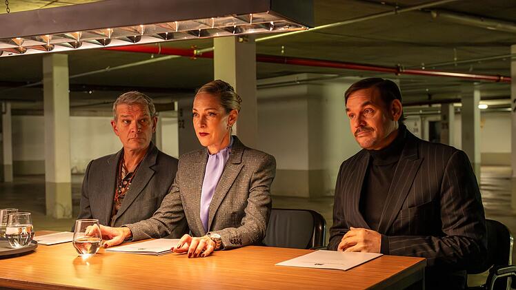 Die Ausbilder (von links) Voss (G&ouml;tz Otto), Leiterin  Haberland (Sophie von Kessel) und Kocabay (Alexander Beyer) haben f&uuml;nf Kandidaten ausgesucht, die sie als BND-Agenten trainieren wollen. Doch haben sie die richtige Wahl getroffen?