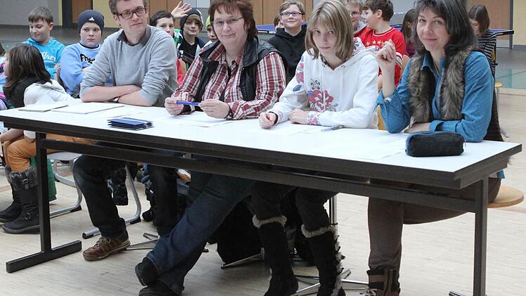 Die Jury (v. l.): Jan Koch (FT), Heidi Vetterdietz (Elternbeirat), Nadja Wolf (Gewinnerin 2011), Kerstin Schmidt-Müller (Grundschullosin)