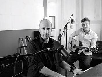 Sébastien Angrand ist der Mann am Klavier und am Mischpult, Simon First spielt Gitarre. Den Gesang teilen sich die beiden. Foto: privat