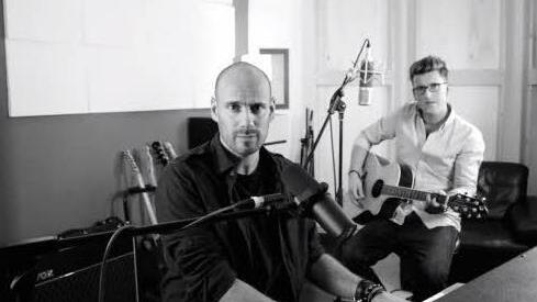 Sébastien Angrand ist der Mann am Klavier und am Mischpult, Simon First spielt Gitarre. Den Gesang teilen sich die beiden. Foto: privat