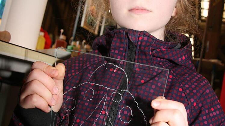 Eigentlich wollte Jessica Rödel ein Muttertagsbild machen, doch der Junikäfer kommt - wenn er gedruckt ist -in ihr eigenes Zimmer. Foto: Sonja Adam