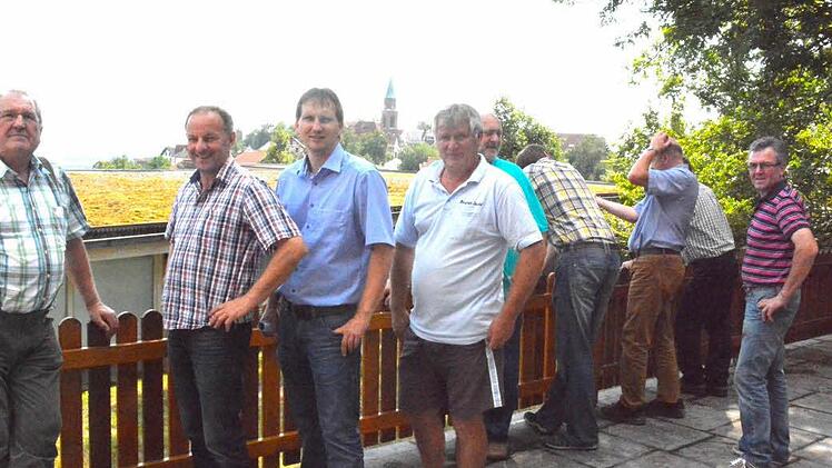 Einen schönen Ausblick gibt es von der Terrasse der Schwimmbadgaststätte über Altenstein ins Weisachtal. Das Flachdach des Bades im Hintergrund macht Probleme und soll saniert werden. Alle Fotos: Schmidt