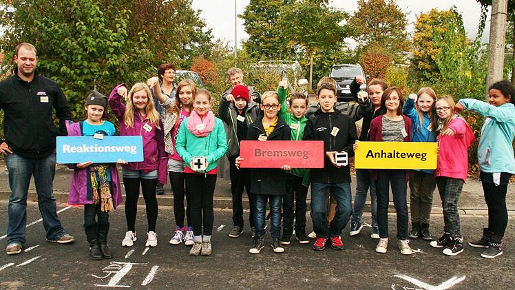Die Formel kennen jetzt die Kinder der 5. Klasse. Im Hintergrund: Moderator David Peupelmann, Klassenlehrerin Helga Hein und stellv. ADAC Ortsvorsitzende Christa Nürnberger