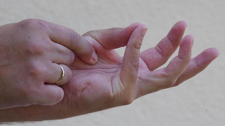 Der Garstufen-Test: Fühlt sich das Steak so an, wie hier die Hand, ist es durchgebraten. Foto: Dominic Meißner