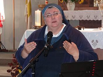 Mit einer gehörigen Portion Humor erzählte Schwester Teresa Zukic in der Sandberger Kirche aus ihrem Leben und machte ihren Zuhörern Mut für den Umgang mit schwierigen Mitmenschen. Foto: Marion Eckert