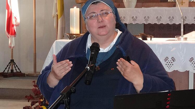 Mit einer gehörigen Portion Humor erzählte Schwester Teresa Zukic in der Sandberger Kirche aus ihrem Leben und machte ihren Zuhörern Mut für den Umgang mit schwierigen Mitmenschen. Foto: Marion Eckert