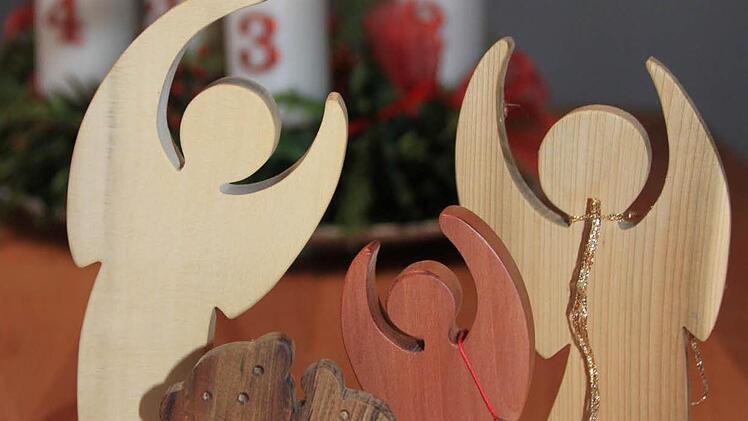 Auch Weihnachtsengel lassen sich mit ein wenig Phantasie aus den unterschiedlichen Hölzern anfertigen Foto: Matthias Einwag