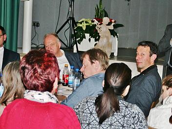 Fruchtbare Diskussionen der Helfer mit (v. l.) Integrationsbeauftragtem Stefan Seufert, den Bürgermeistern Helmut Blank und Holger Tillmann und stellvertretendem Landrat Emil Müller. Foto: Werner Vogel