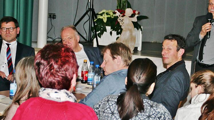 Fruchtbare Diskussionen der Helfer mit (v. l.) Integrationsbeauftragtem Stefan Seufert, den Bürgermeistern Helmut Blank und Holger Tillmann und stellvertretendem Landrat Emil Müller. Foto: Werner Vogel
