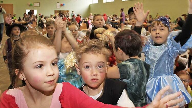 Wenn es Bonbons regnet, gehen alle Hände in die Höhe.  Fotos: Gerda Völk