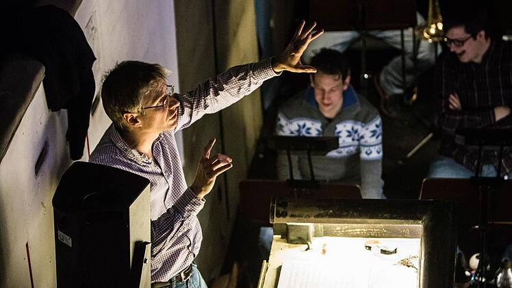 Roland Fister als musikalischer Leiter von Cole Porters "Anything Goes" bei der Proebnarbeit am Landestheater.Foto: Jochen Berger