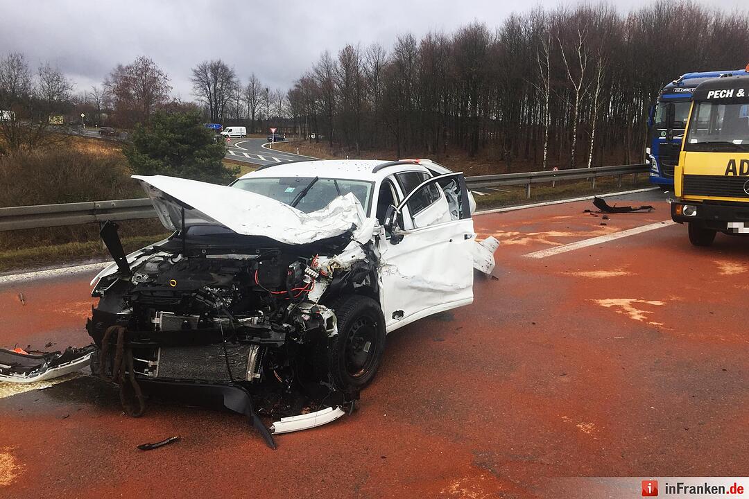 Autobahn nach Kollision von vier Fahrzeugen komplett gesperrt - Mehrere Personen verletzt