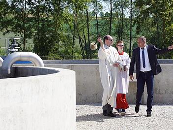 Pfarrer Kurt Wolf segnete bei einem Rundgang mit Bürgermeister Matthias Bäuerlein alle Bauteile der neuen Kläranlage.Sabine Weinbeer
